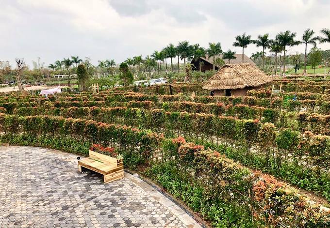 Ngoài rèn luyện khả năng xác định phương hướng, khách có thể chụp ảnh với một số tiểu cảnh bên trong mê cung như nhà đắp đất, ốc đảo hoa... Khu vực trung tâm đặt các ghế dài để khách có thể ngồi nghỉ.