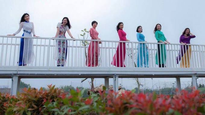 Một cách để xác định phương hướng khác là trèo lên cây cầu trên cao trong mê cung. Có ba lối dẫn lên cầu này, khách có thể xác định lại phương hướng hoặc ngắm mê cung từ trên cao.