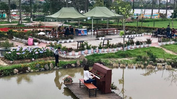 Các dịch vụ khách đến hiện có thể thuê, sử dụng như nhà hàng đồ ăn nhanh phục vụ trà, cà phê, nước hoa quả, bánh mì; bãi cỏ để nướng BBQ, cắm trại, sân tennis, bóng đá, hồ câu... Trong giai đoạn chạy thử nghiệm này, vé vào cổng giảm 50%, còn 75.000 đồng/người lớn, 50.000 đồng/trẻ em.