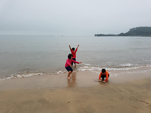 Các em nhỏ thích thú khi được ra biển chơi.