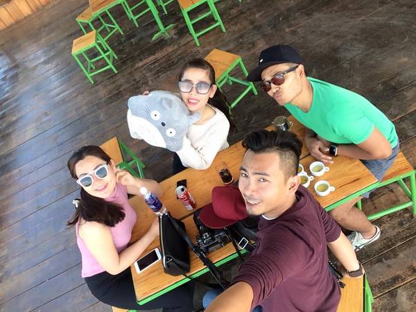 Không chỉ là nơi dành cho những ai muốn tận hưởng không gian yên bình, Mê Linh Coffee Garden còn là nơi các nhóm bạn trẻ không thể không "check-in" khi đến Đà Lạt. Ảnh: Yen Spy