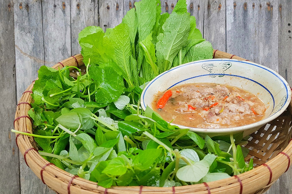 Mắm kho ăn kèm rau càng cua