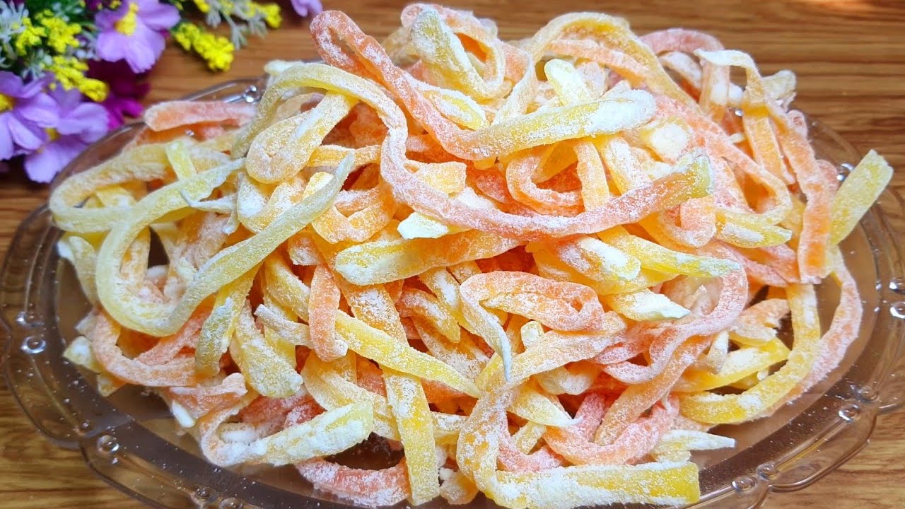 Mứt đu đủ miền Tây trong khay mứt Tết