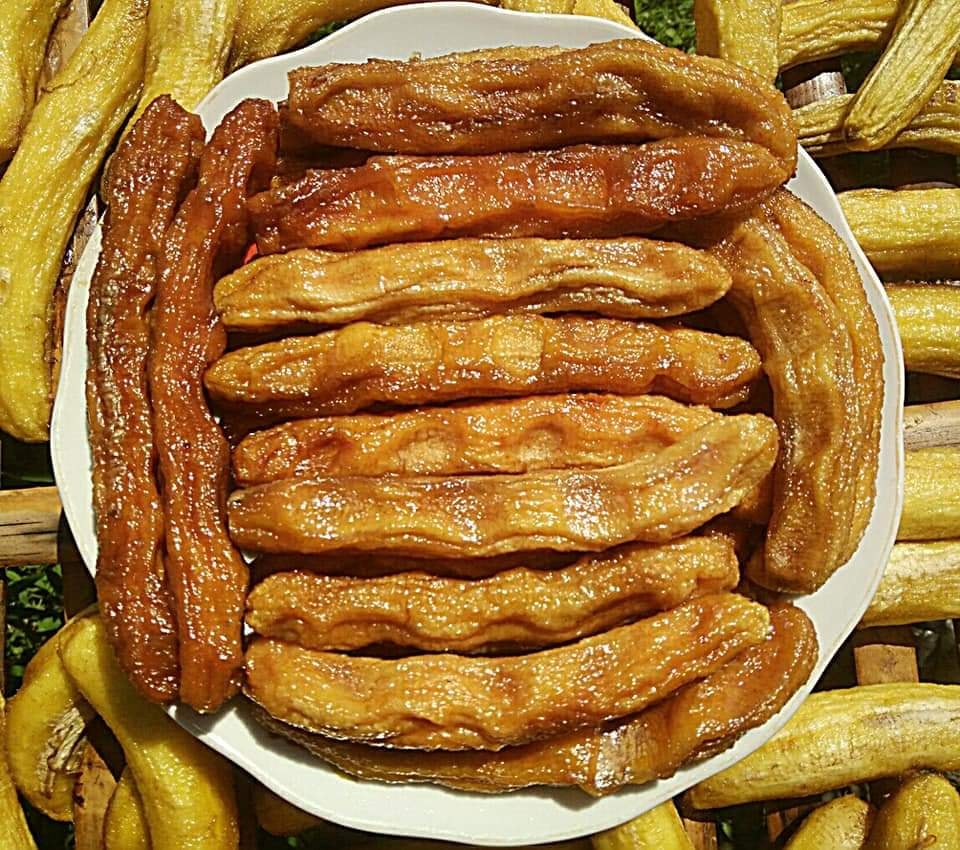 Mứt chuối dẻo trong khay mứt Tết