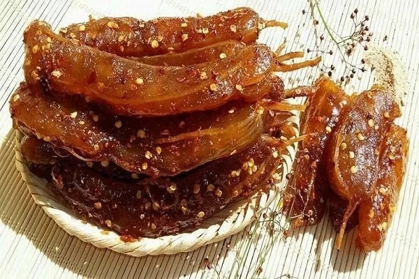 Mứt me chua ngọt trong khay mứt Tết