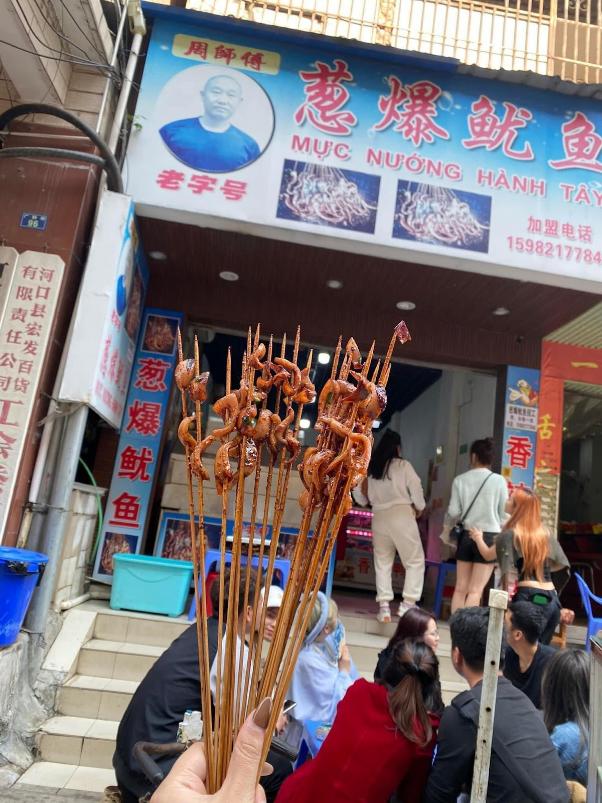 Mực nướng ông Trọc món ăn Hà Khẩu