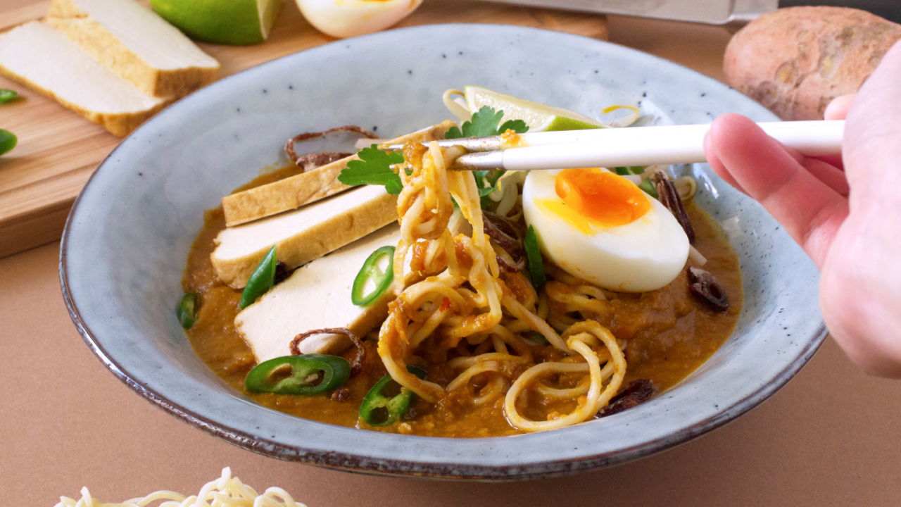 Món mì Mee Rebus ngon Malaysia với sợi mì to dai