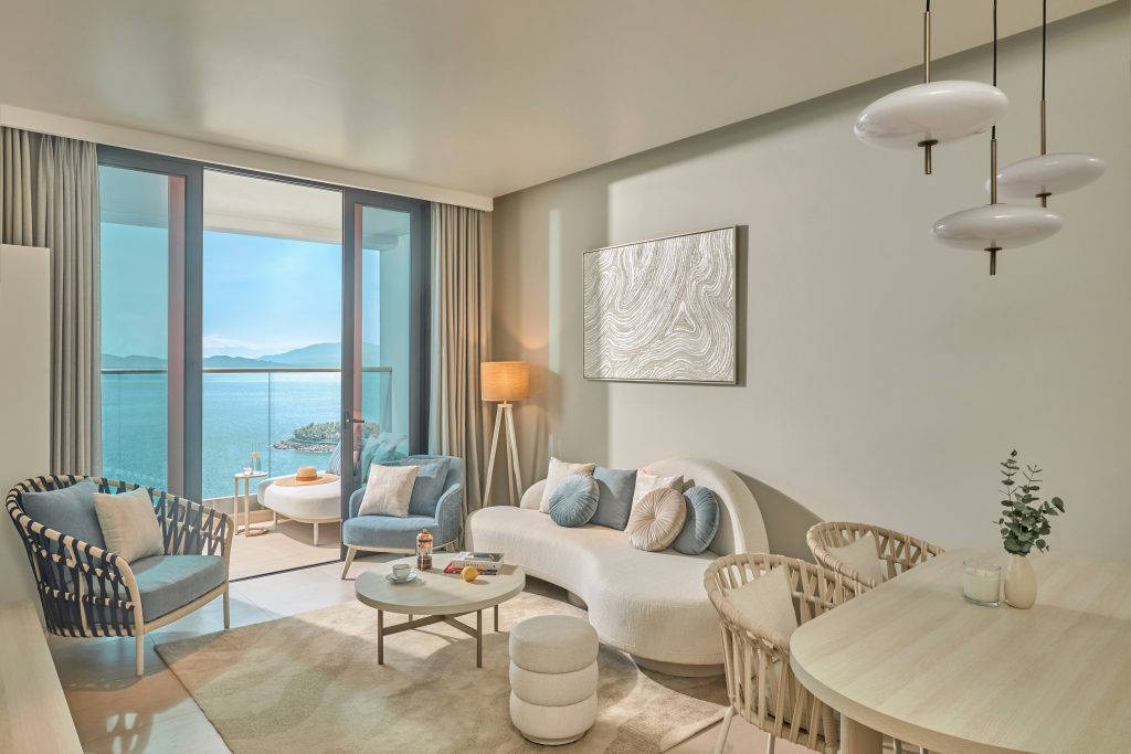 Phòng khách rộng rãi của căn hộ mẫu Meliá Aurea Nha Trang