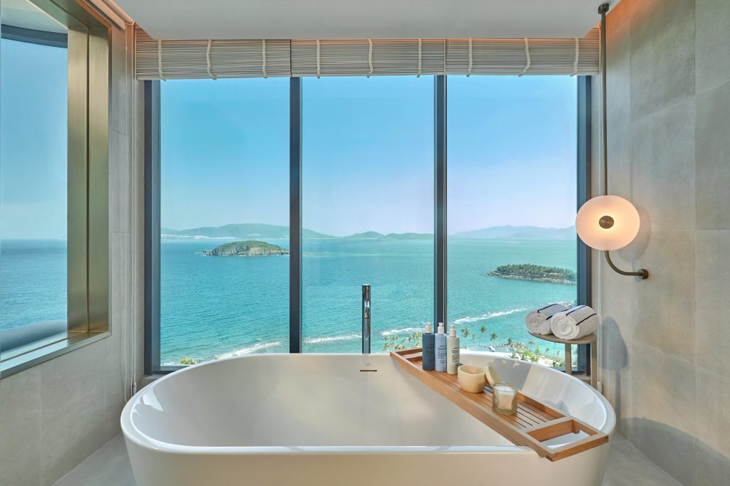 Bồn tắm view biển cực chill tại Meliá Aurea Nha Trang