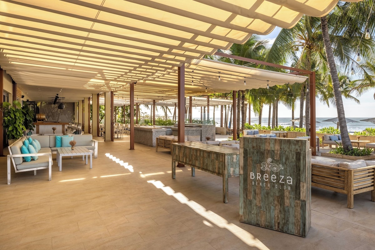 Câu lạc bộ bãi biển Breeza Beach Club náo nhiệt
