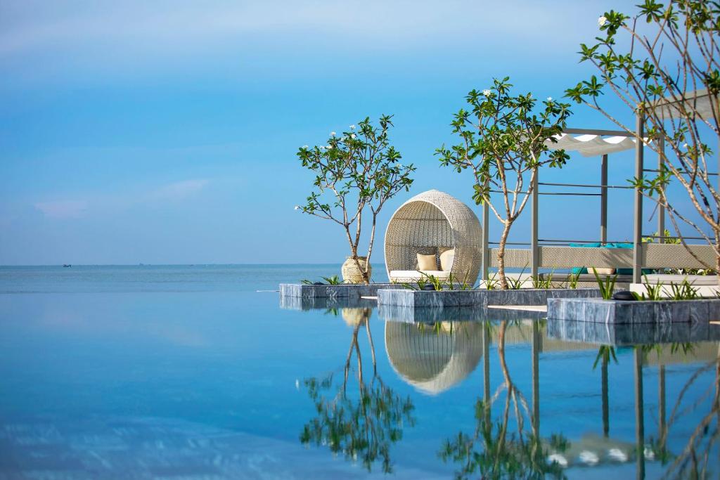 Hồ bơi vô cực siêu rộng tại Melia Hồ Tràm