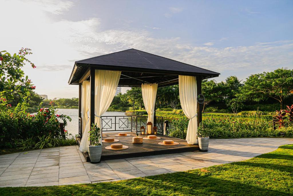 Khuôn viên xanh mát ngập tràn thiên nhiên tại resort