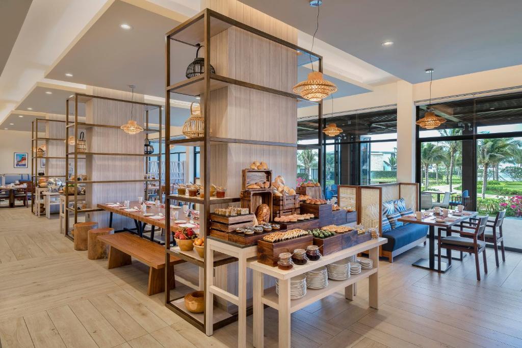 Không gian nhà hàng sang trọng tại resort