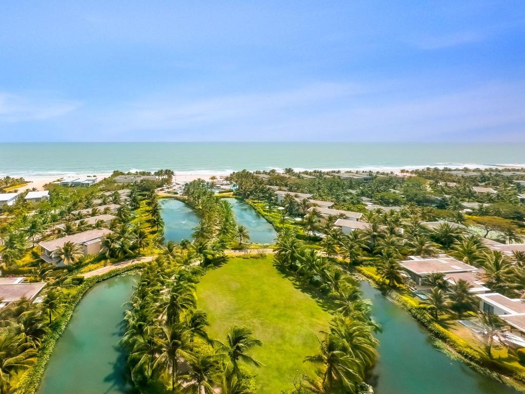 Bãi cát trắng trải dài bên bờ biển Hồ Tràm