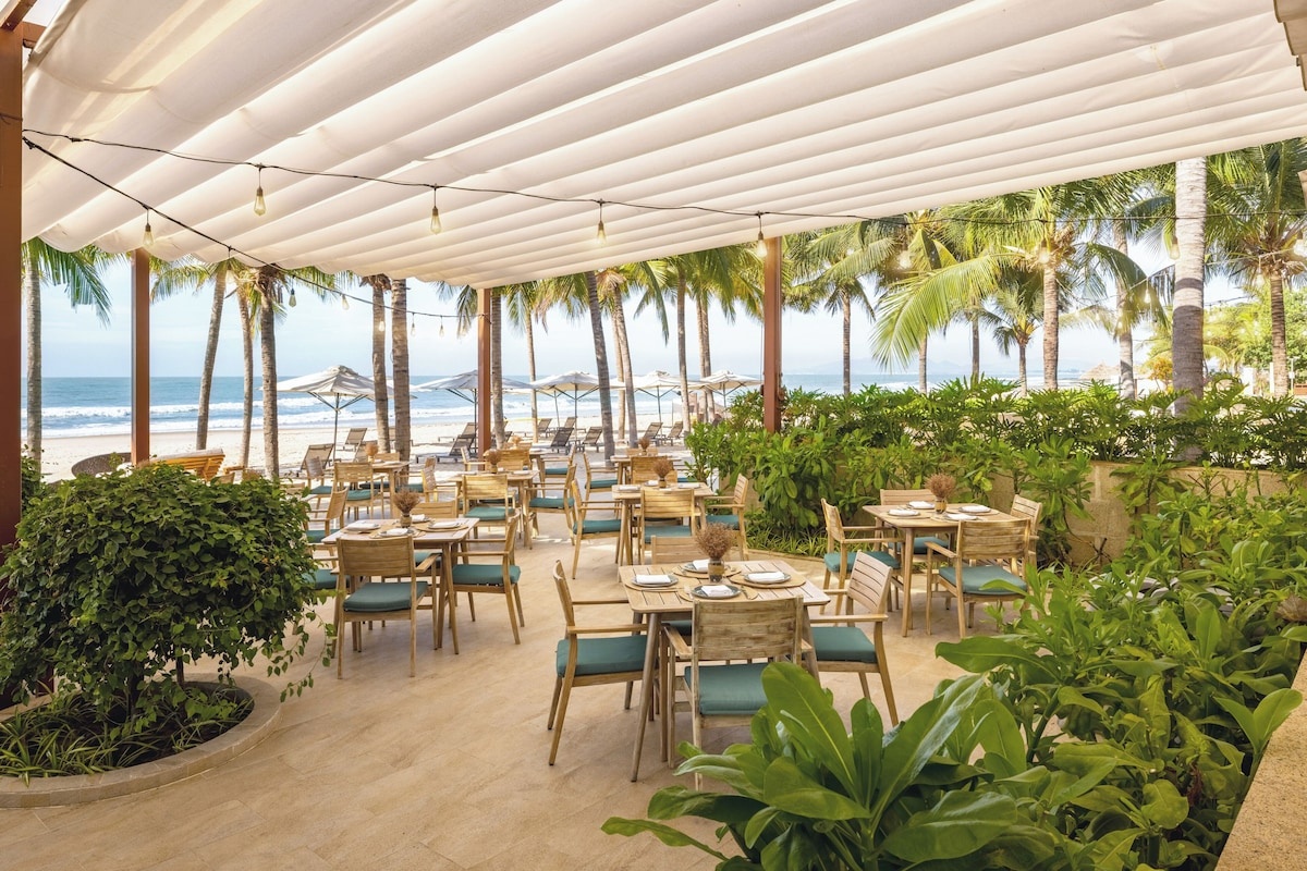 Breeza Beach Club phục vụ ăn uống không giới hạn tại Melia Hồ Tràm