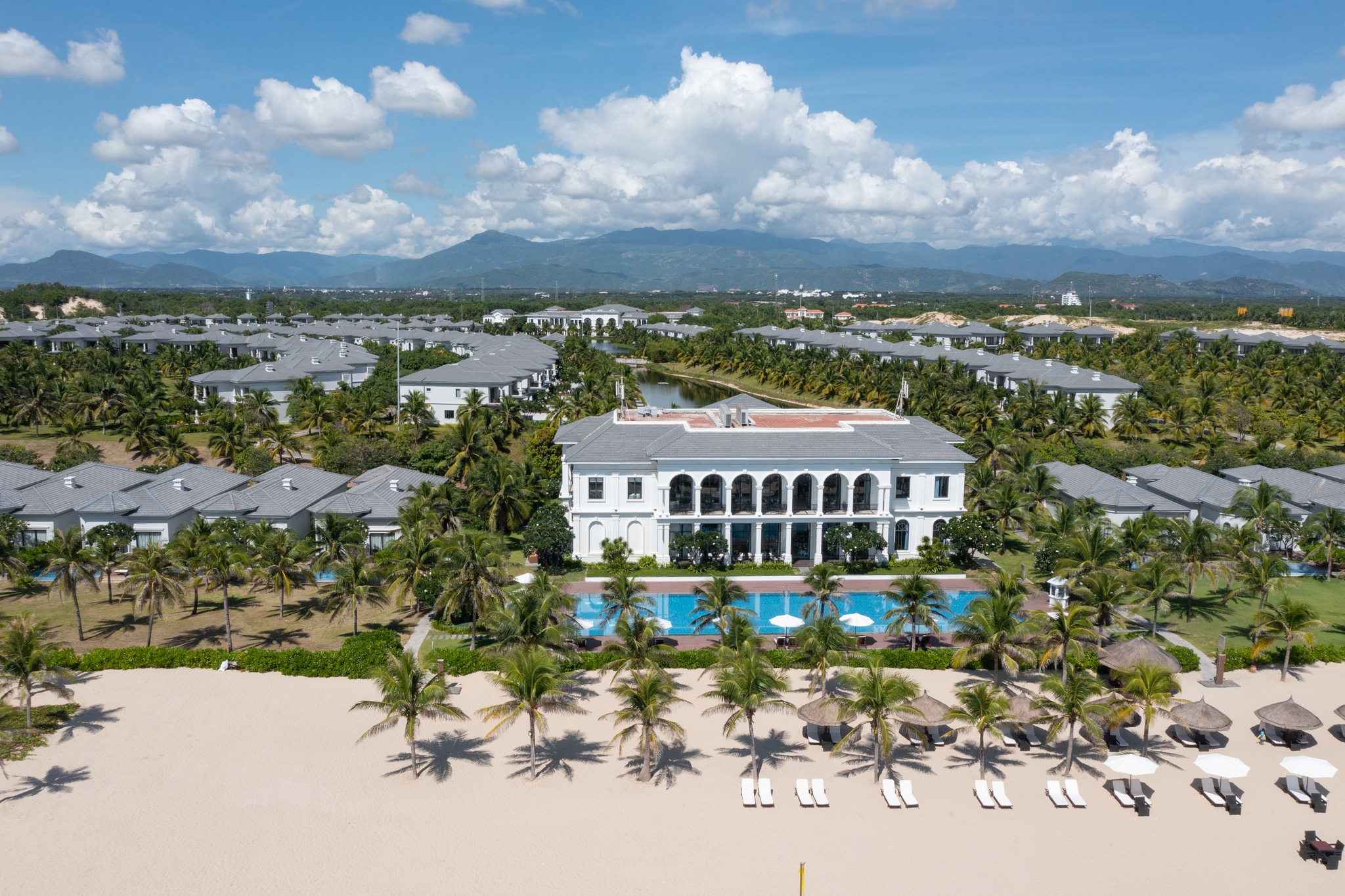 Toàn cảnh khu nghỉ dưỡng Melia Vinpearl Cam Ranh Beach Resort sang trọng bên bờ biển