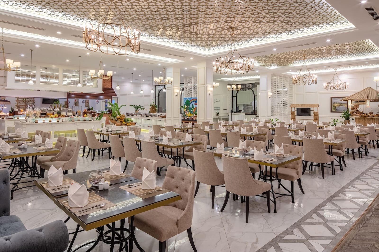 Thưởng thức ẩm thực hải sản tươi ngon chế biến bởi các đầu bếp hàng đầu