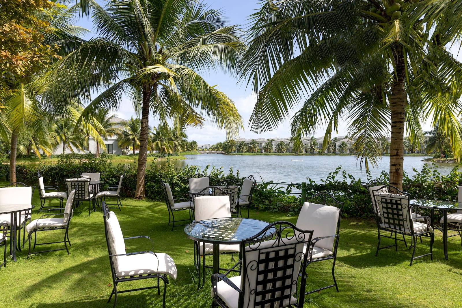 Không gian quầy bar hiện đại và đầy sắc màu tại Melia Vinpearl Cam Ranh