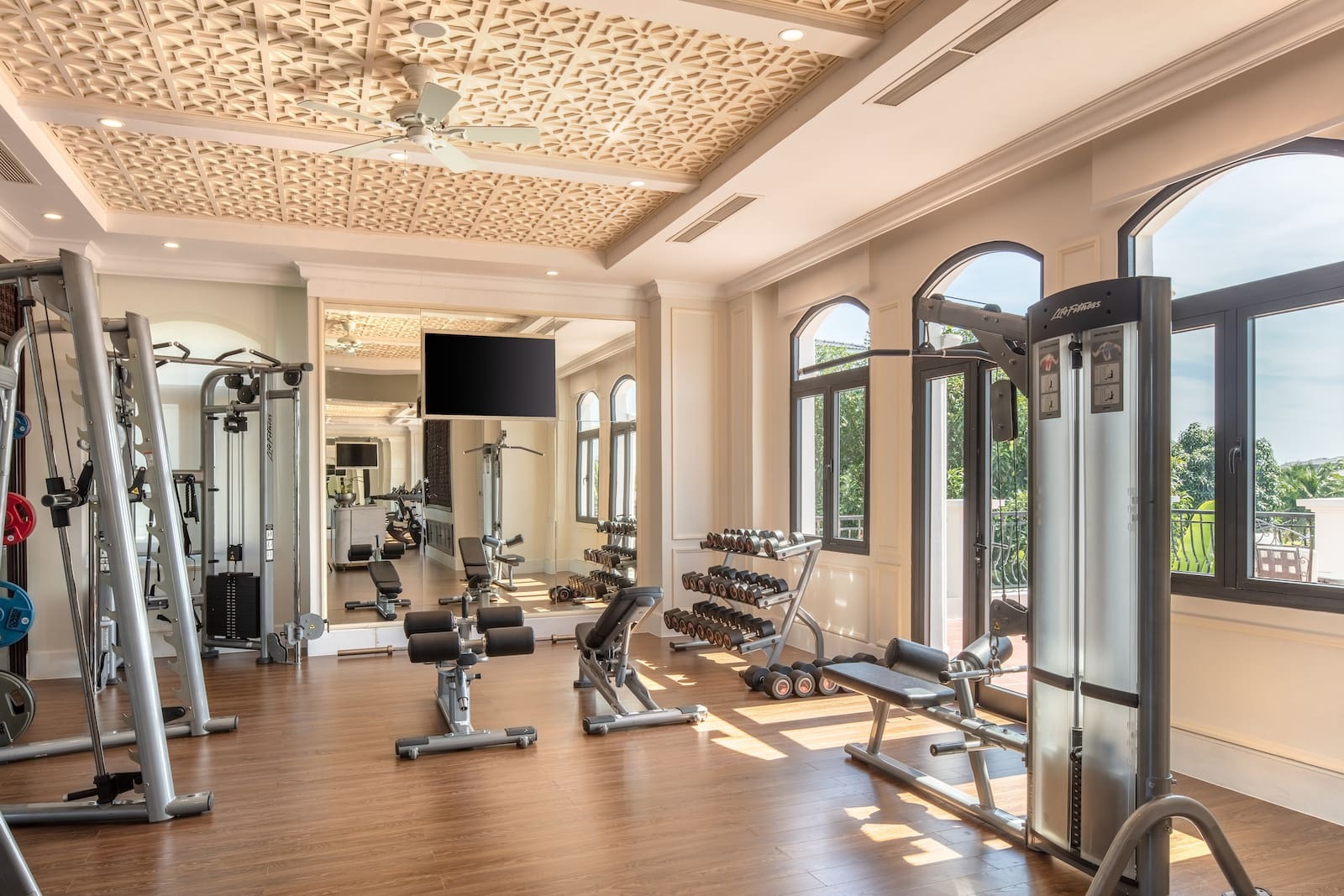 Các phòng trị liệu riêng tư hướng hồ sen yên tĩnh tại YHI Spa