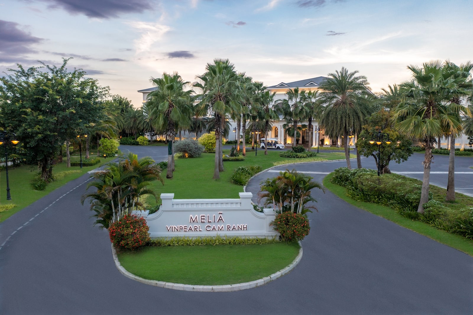Không gian tiệc cưới lãng mạn ngoài bãi biển tại Melia Vinpearl Cam Ranh