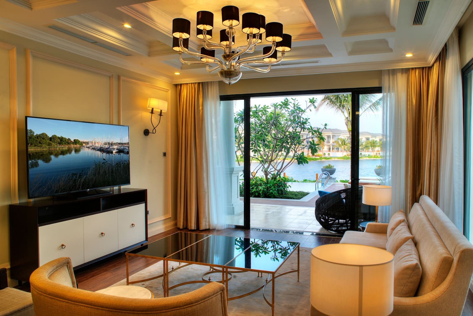 Phòng ngủ tiện nghi hiện đại đón ánh sáng tự nhiên tại Melia Vinpearl Cam Ranh Beach Resort