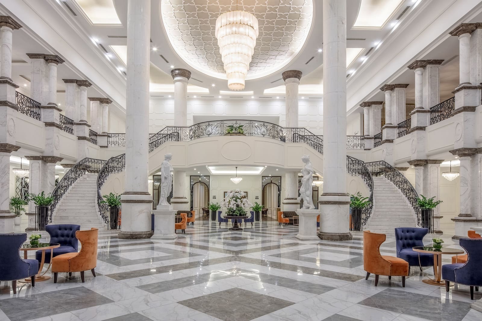 Hồ bơi vô cực hướng biển tuyệt đẹp tại Melia Vinpearl Cam Ranh Beach Resort
