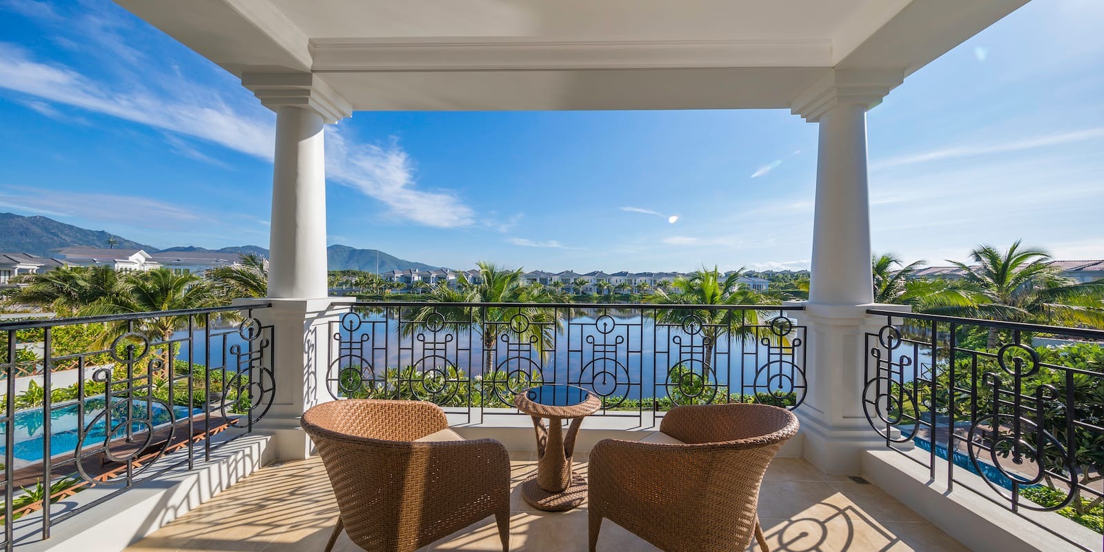 Không gian nhà hàng sang trọng ấm cúng tại Melia Vinpearl Cam Ranh Beach Resort