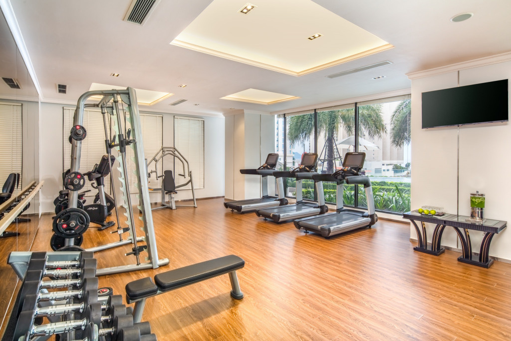 Bể bơi vô cực hướng vịnh tại Meliá Vinpearl Nha Trang Empire
