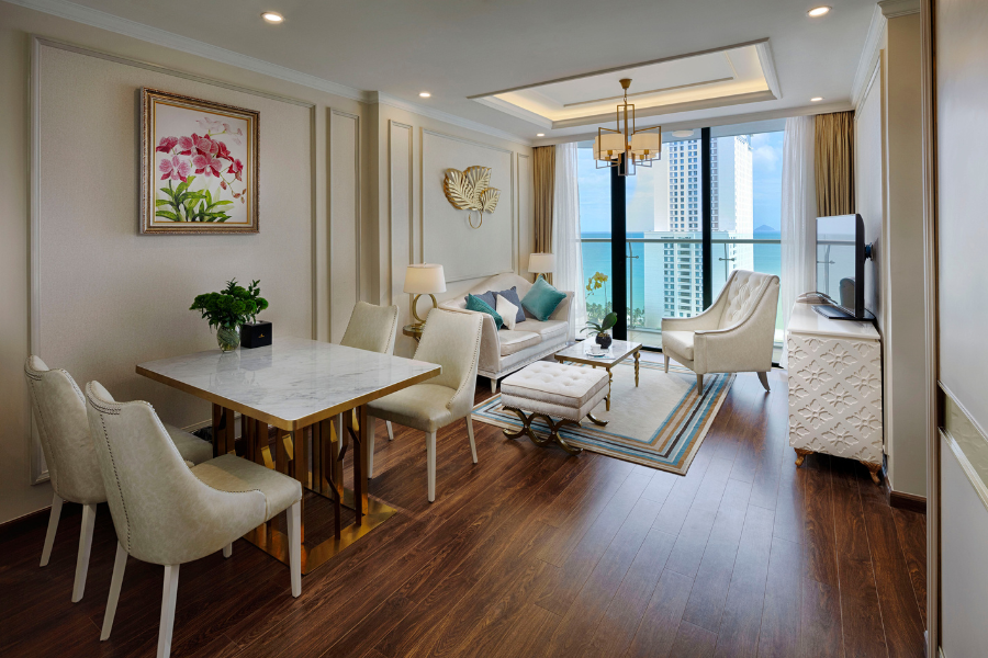 Phòng khách ấm cúng tại khách sạn Meliá Vinpearl Nha Trang Empire