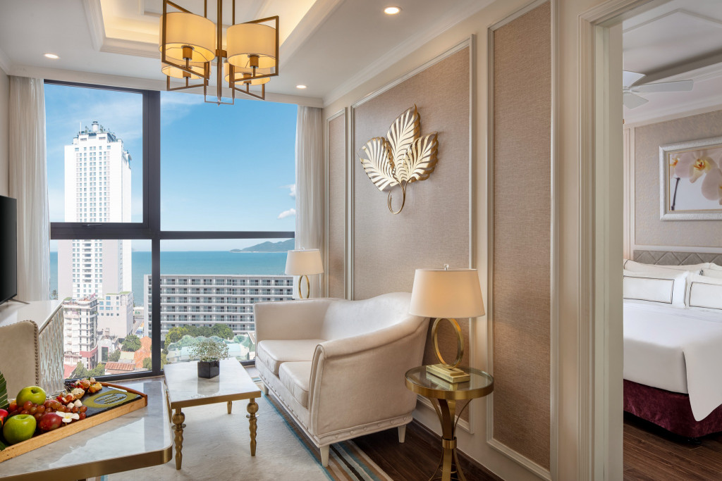 Phòng khách căn hộ Suite tại Meliá Vinpearl Nha Trang Empire