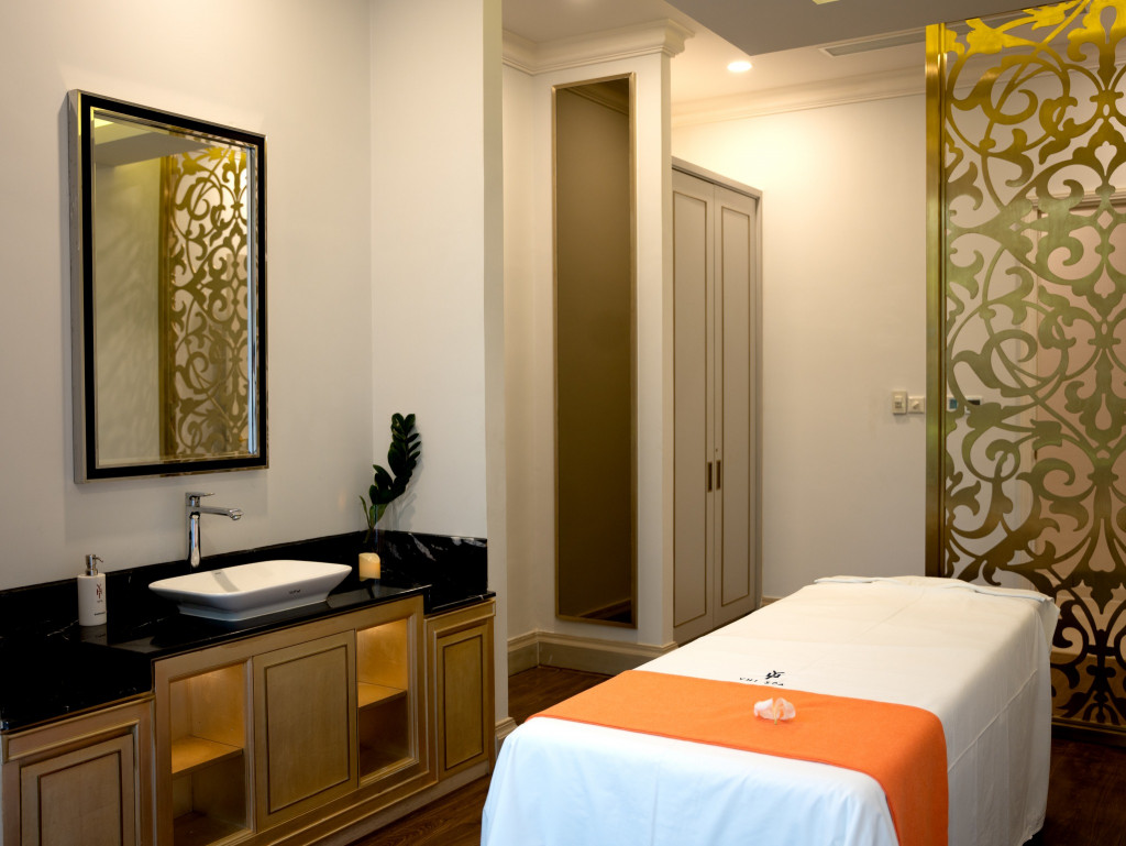 Khách check-in tại hồ bơi Meliá Vinpearl Nha Trang Empire