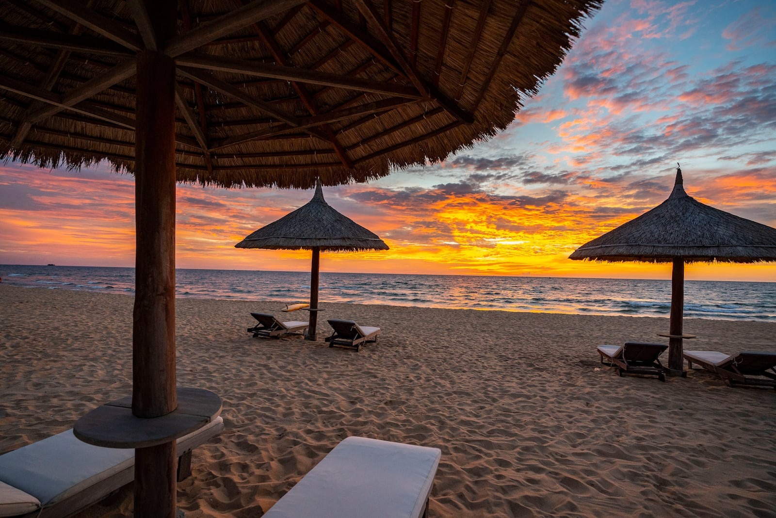 Khu vực bãi biển riêng tại Melia Vinpearl Phú Quốc