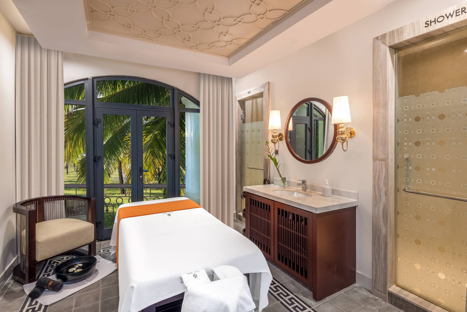 Hồ bơi vô cực rộng lớn tại Melia Vinpearl Cam Ranh