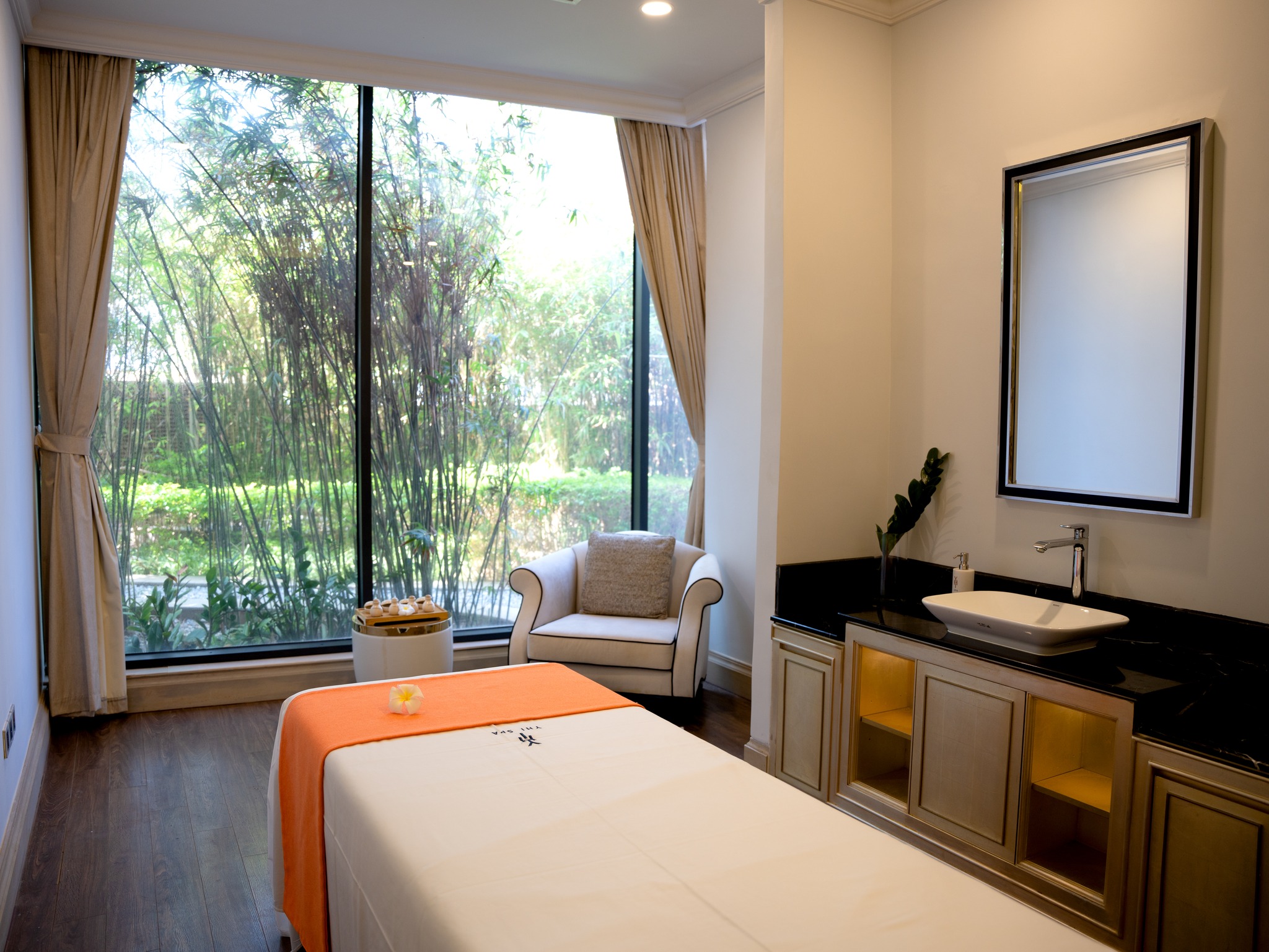 Toàn cảnh hồ bơi vô cực Melia Vinpearl Nha Trang