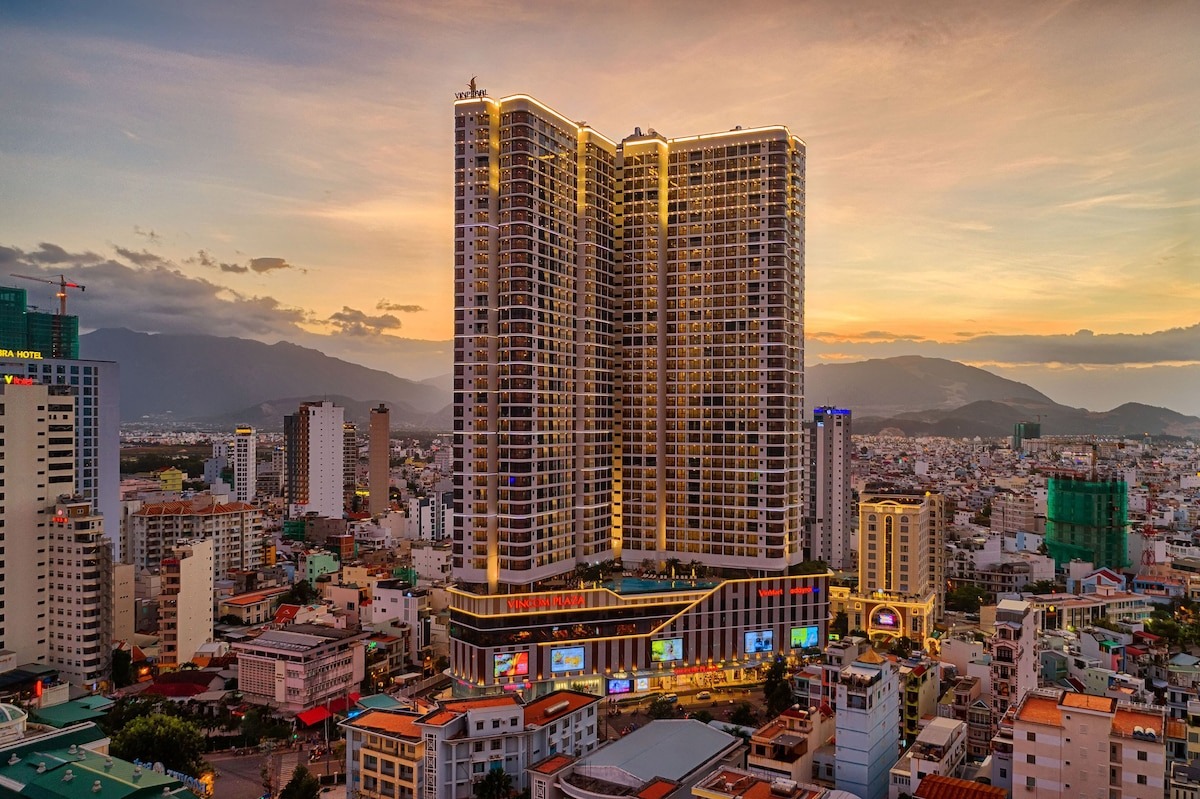 Tòa nhà khách sạn có trung tâm thương mại Vincom bên dưới.