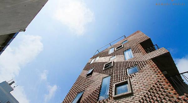 Ngoại thất Memory Hostel Đà Nẵng được bao phủ bởi gạch nung nghệ thuật