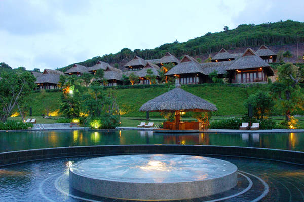 Toàn cảnh phòng Bungalow sang trọng tại Merperle Hòn Tằm Resort