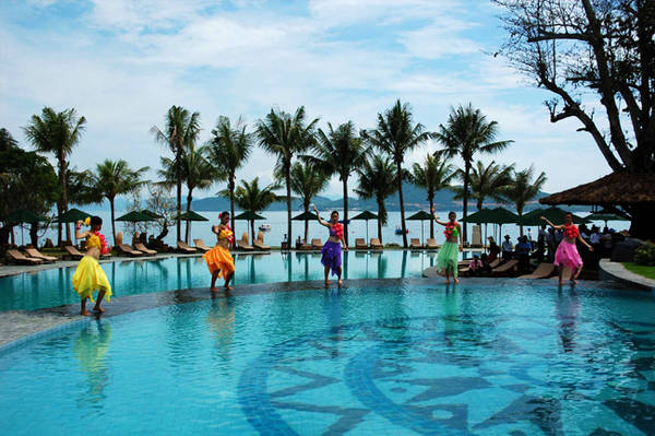 Hoạt động vui chơi giải trí bên hồ bơi Merperle Hòn Tằm Resort