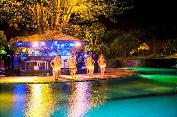 Quầy bar hồ bơi sôi động tại Merperle Hòn Tằm Resort