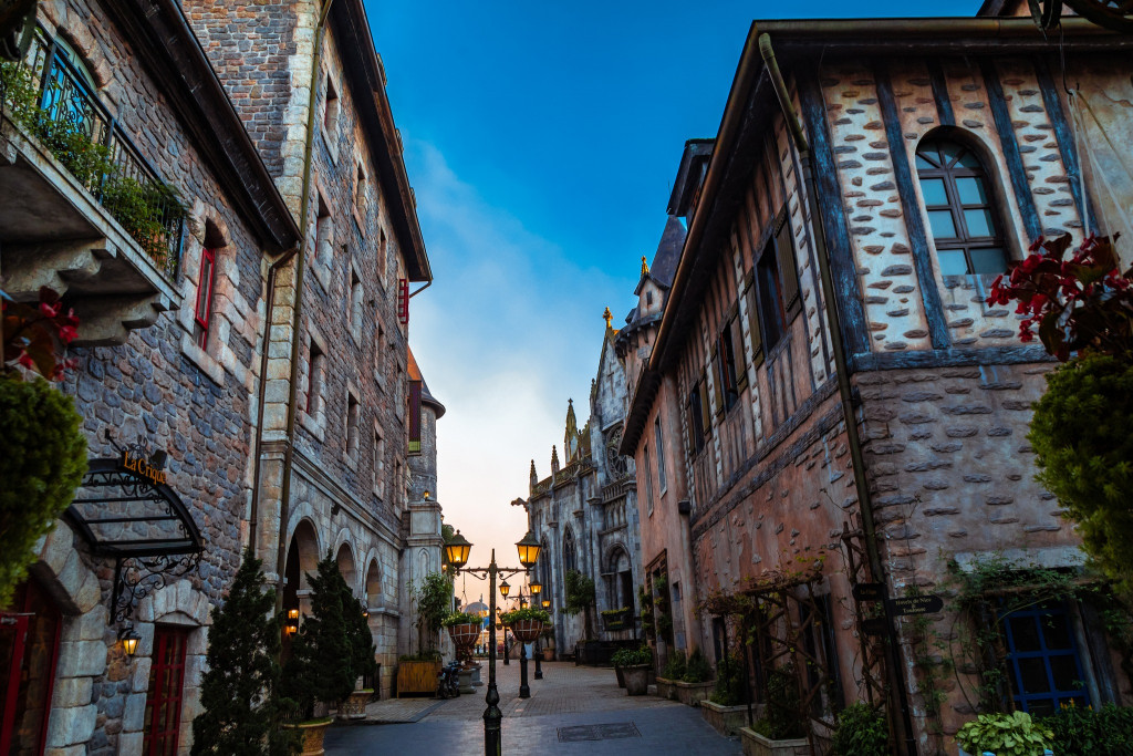Bể bơi La Piscine Mercure Đà Nẵng French Village Bana Hills