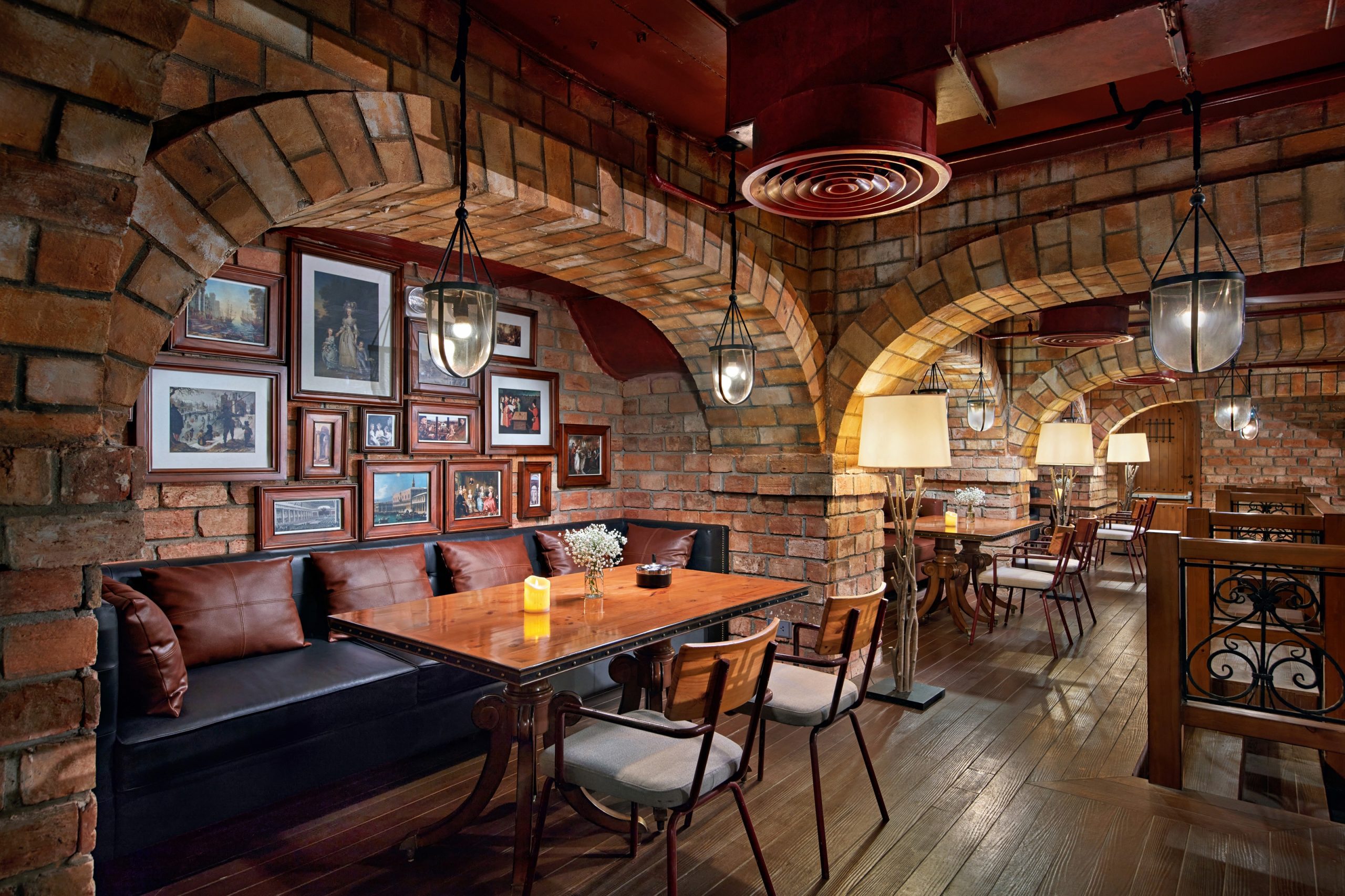 Hầm rượu Bar La Taverne tại Mercure Đà Nẵng French Village
