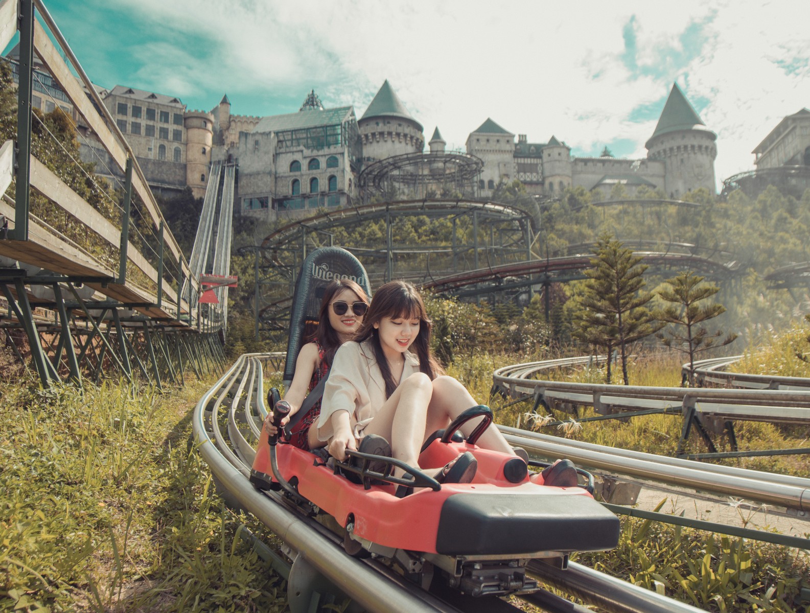 Máng trượt vòng qua sườn núi tại Mercure Đà Nẵng French Village