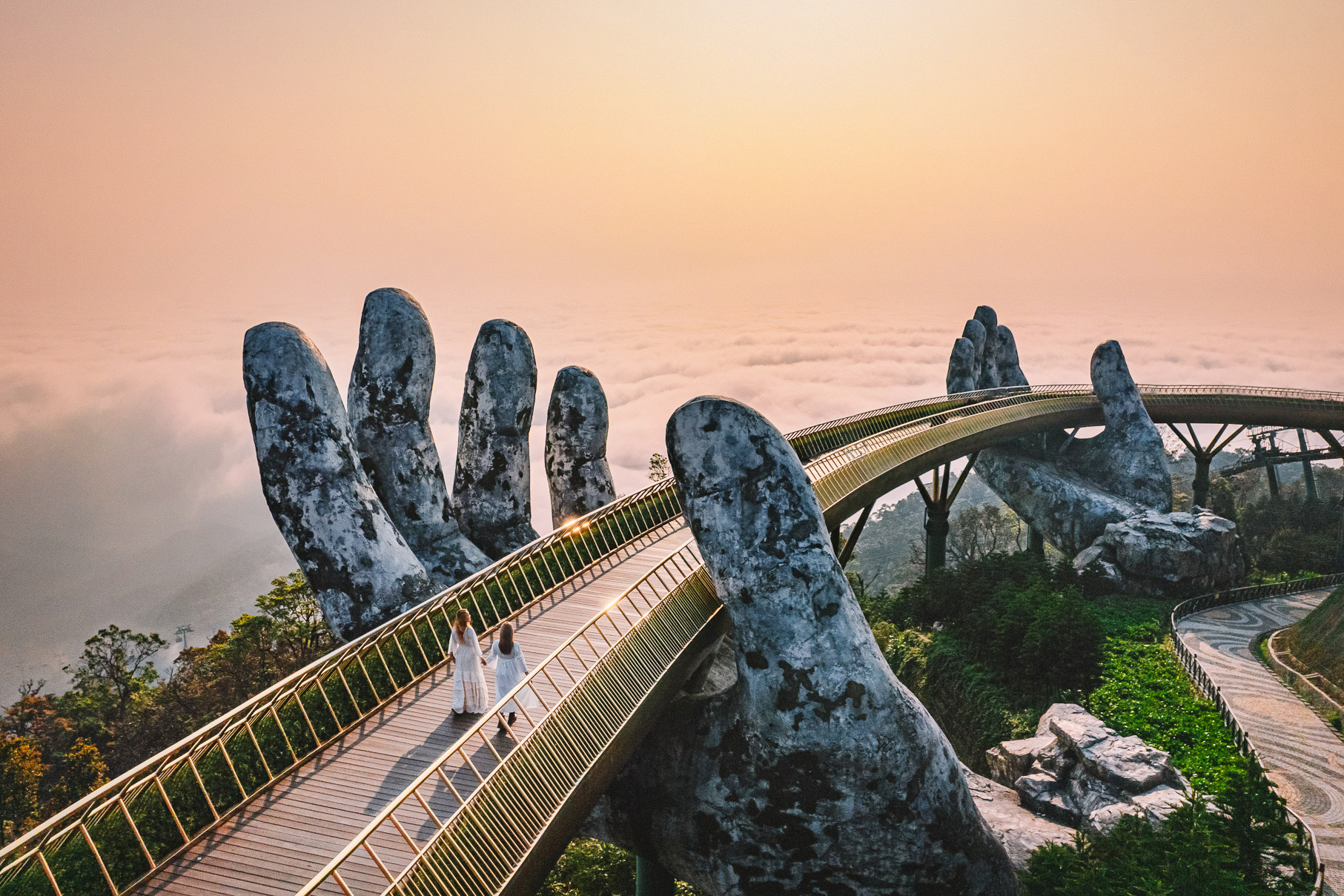 Cầu Vàng tại Mercure Đà Nẵng French Village