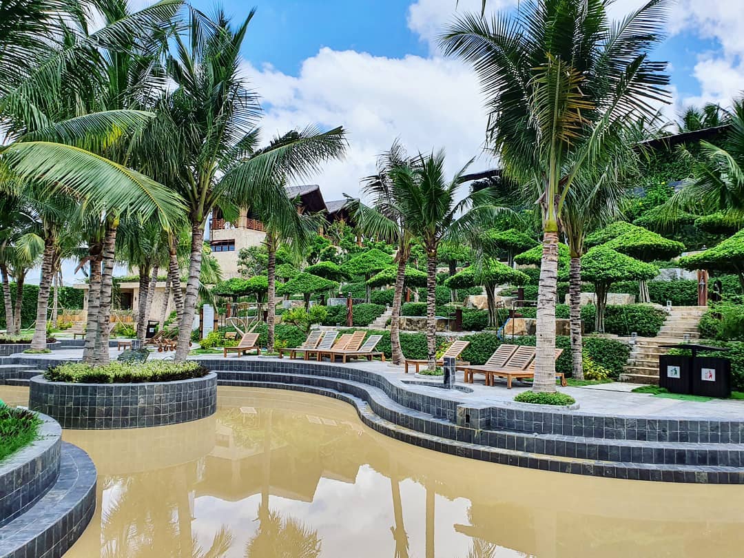 Hồ tắm bùn khoáng Nha Trang tại MerPerle Hòn Tằm Resort