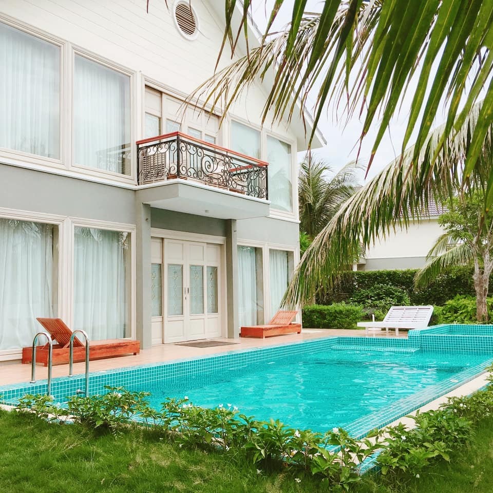 Hồ bơi tại khu nghỉ dưỡng Merperle Hòn Tằm Nha Trang