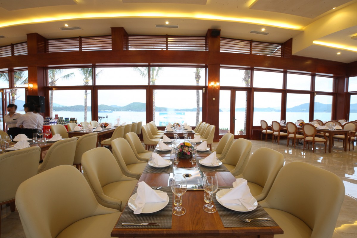 Không gian nhà hàng khu nghỉ dưỡng Merperle Hòn Tằm Nha Trang