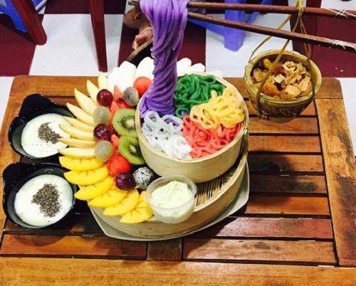 Biến tấu mì bay Singapore trái cây giá 80.000 đồng một phần cho hai người