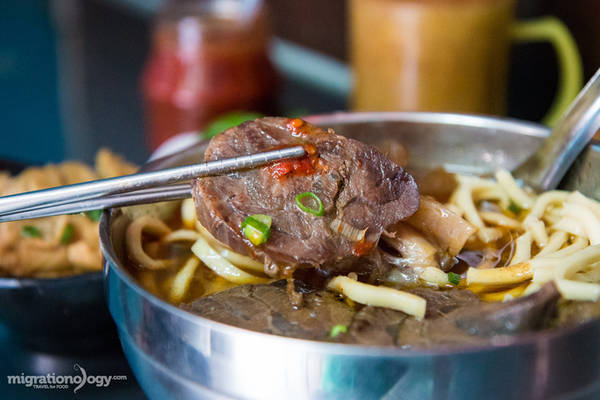 Mì bò gồm các nguyên liệu đơn giản: mì và bò, nhưng cách nấu thì được nhiều người đánh giá là cầu kỳ và không phải ai cũng có thể làm được. Nước dùng được hầm từ xương bò, thuốc bắc, cà chua, tỏi... Thực khách có thể ngửi thấy mùi vị thơm lừng của nước dùng ngay khi bồi bàn bê bát mì đến gần.