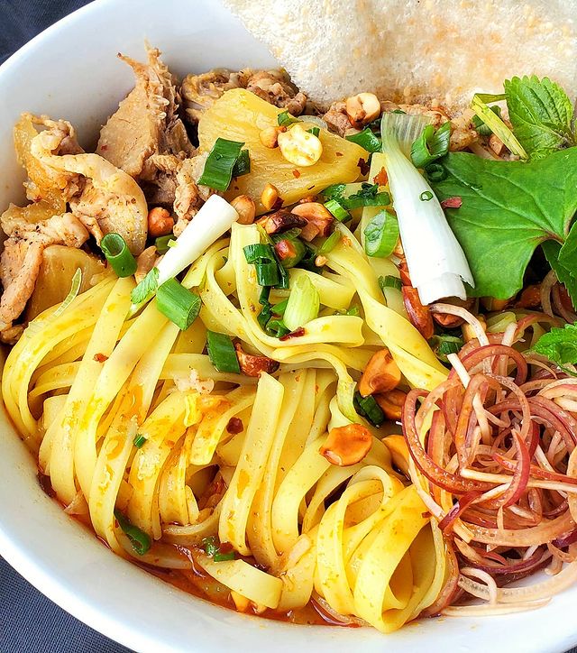 Mì Quảng với sợi to bản đặc trưng