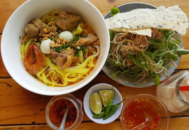 Nước chan mì Quảng được nấu sắc vừa ăn